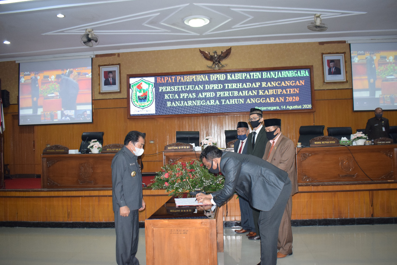 DPRD MENYELENGGARAKAN 4 KALI SIDANG PARIPURNA DALAM 1 HARI