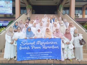 Featured image for IKAWAN dan Dharma Wanita Sekretariat DPRD Banjarnegara Bagikan Takjil untuk Masyarakat