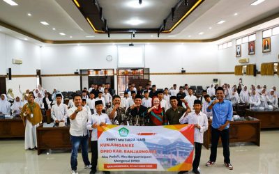 PELAJAR SMP IT MUTIARA HATI PURWAREJA KLAMPOK KUNJUNGI DPRD BANJARNEGARA, KENALI LEBIH DEKAT TUGAS DAN FUNGSI WAKIL RAKYAT