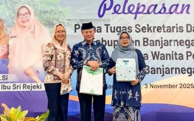 DPRD BANJARNEGARA SAMPAIKAN UCAPAN TERIMA KASIH DAN DOA PURNA TUGAS UNTUK SEKDA DRS. INDARTO, M.SI. DAN IBU SRI REJEKI