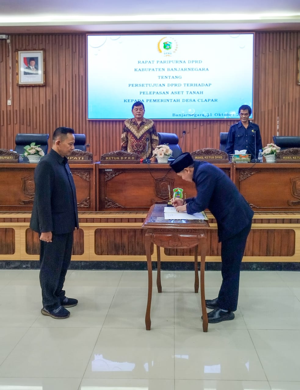 Featured image for DPRD BANJARNEGARA SETUJUI PELEPASAN ASET TANAH UNTUK PEMERINTAH DESA CLAPAR: WUJUD KEPEDULIAN TERHADAP KORBAN BENCANA 2016
